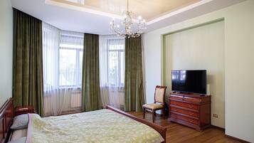 Luxury Cabin, Lanai, Mountain View | Blackout drapes, soundproofing, iron/ironing board, free WiFi