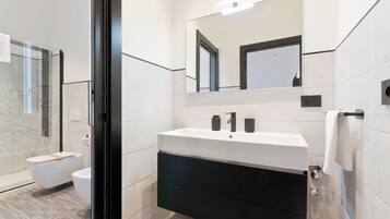 Een haardroger, handdoeken, zeep, toiletpapier