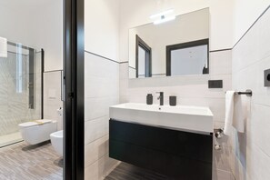 Séchoir à cheveux, serviettes fournies, savon, papier de toilette