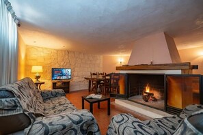 Una televisión, una chimenea
