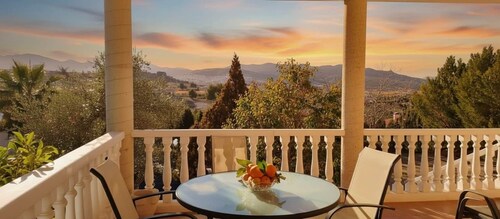 Stunning Villa - Infinity Pool & Mountain Views