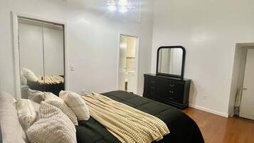 3 habitaciones, tabla de planchar con plancha, wifi y ropa de cama