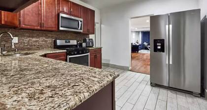 Cool- Private-Entire House-Near NYC-EWR/Free Parking-3beds/2bath