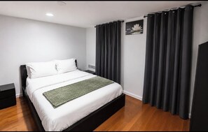 Room - Cool- Private-Entire House-Near NYC-EWR/Free Parking/Free Coffee-3beds/2bath (Bayonne)