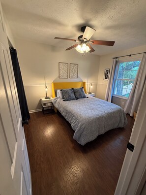 Iron/ironing board, WiFi, bed sheets - Private suite 15 minutes to UT/Neyland Stadium (Knoxville)