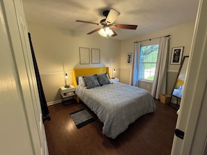 Iron/ironing board, WiFi, bed sheets - Private suite 15 minutes to UT/Neyland Stadium (Knoxville)