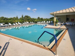 Alberca techada y alberca climatizada