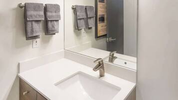 SĂšche-cheveux, serviettes fournies, savon, shampoing