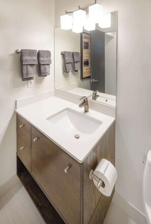 Haartrockner, Handtücher, Seife, Shampoo