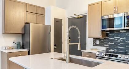 Boutique 1BR Condo – Walk to Memorial Stadium & Downtown - Parking - NEW