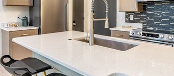 Boutique 1BR Condo – Walk to Memorial Stadium & Downtown - Parking - NEW