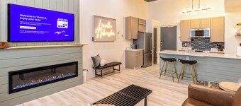 Boutique 1BR Condo – Walk to Memorial Stadium & Downtown - Parking - NEW