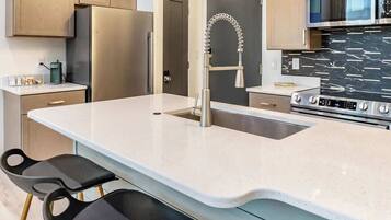 Kjøleskap, mikrobølgeovn, ovn og kokeplater