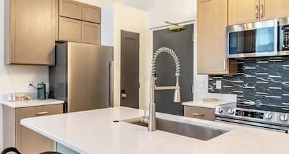 Boutique 1BR Condo – Walk to Memorial Stadium &