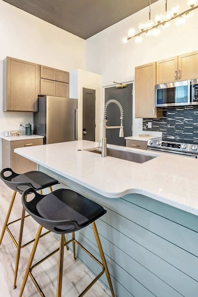 Boutique 1-Bed Condo – Walk to Memorial Stadium
