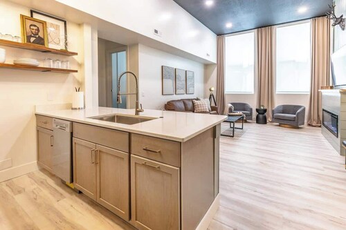 Boutique 1-Bed Condo – Walk to Memorial Stadium