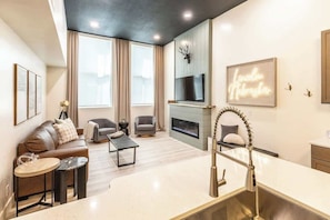 Smart TV, offices - Boutique 1-Bed Condo – Walk to Memorial Stadium (Lincoln)