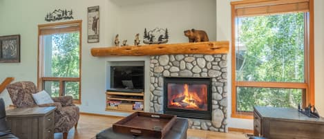 Smart TV y chimenea