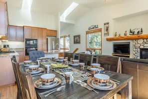 Dining - Cozy Pet-Friendly Townhome w/ Mountain Views 634 (Mammoth Lakes)