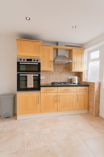 Kempston Home| Sleeps 7-9 | Long Stays | Parking