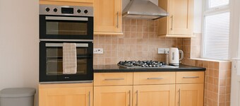 Kempston Home| Sleeps 7-9 | Long Stays | Parking