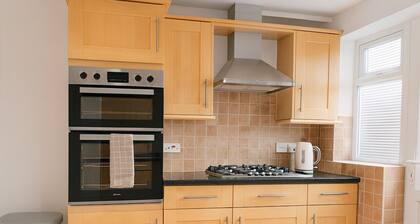 Kempston Home| Sleeps 7-9 | Long Stays | Parking