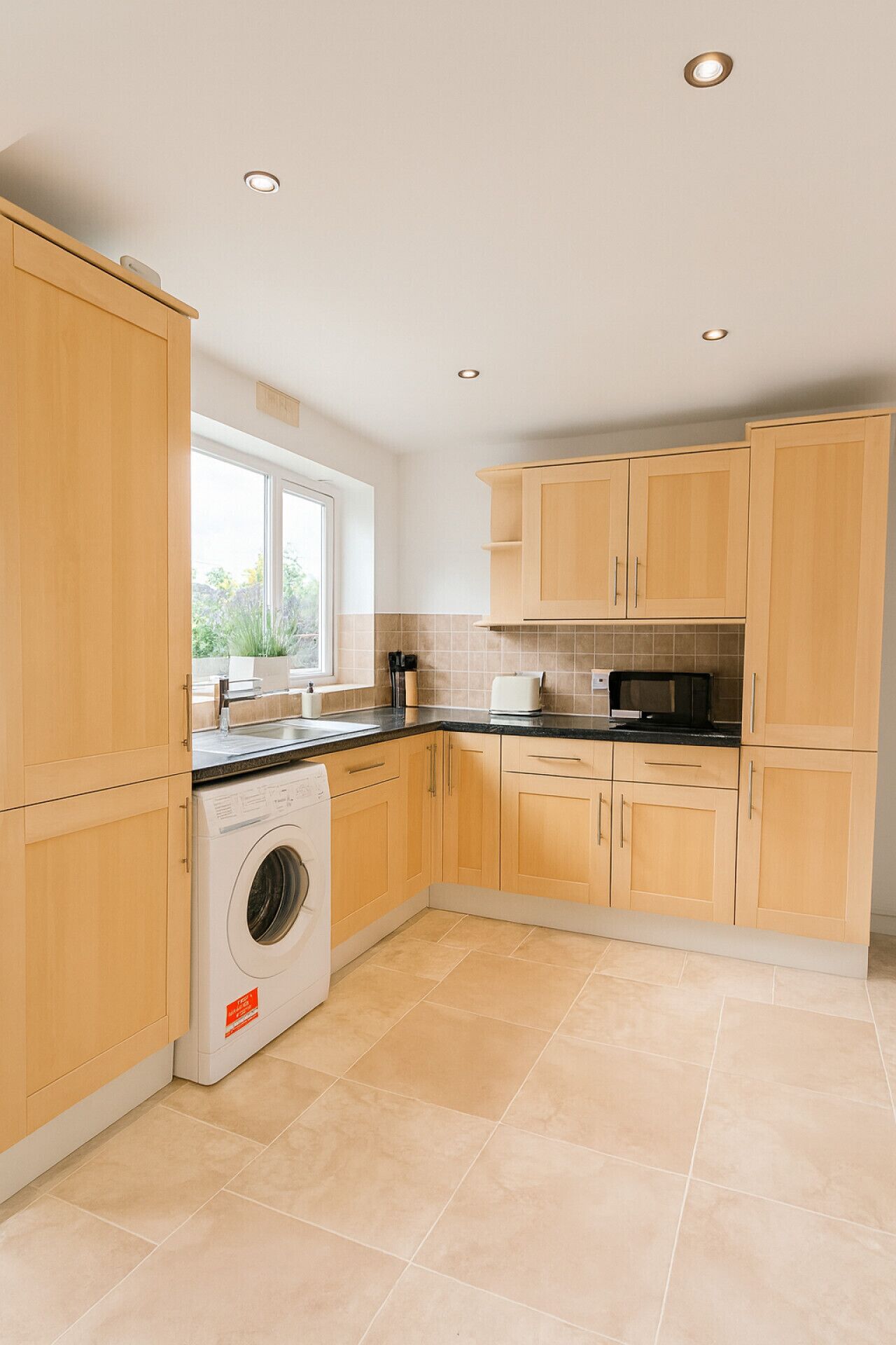 冷蔵庫、電子レンジ、オーブン、コンロ