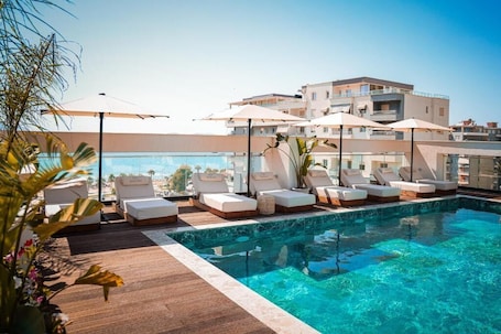 Una piscina al aire libre