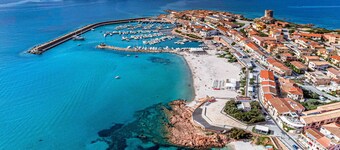 Two-room apartment for 4 guests, sea view terrace, pool,a/c,wifi and beach