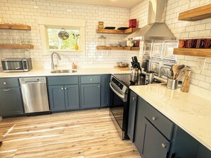 Réfrigérateur, four à micro-ondes, un four, surface de cuisson