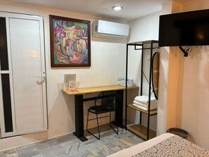 Tabla de planchar con plancha, wifi, ropa de cama