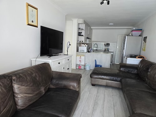 Family-friendly Cape Town 2 bed apartment, safe, cozy & well-located.