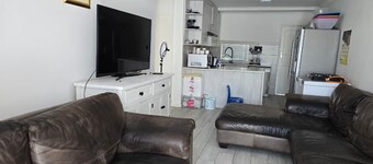 Family-friendly Cape Town 2 bed apartment, safe, cozy & well-located.