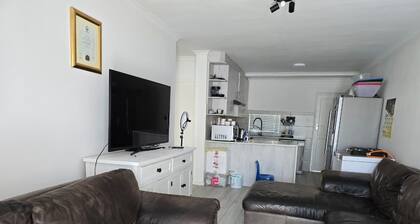 Family-friendly Cape Town 2 bed apartment, safe, cozy & well-located.