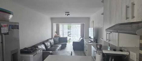 Microonde, forno, piano cottura, lavastoviglie