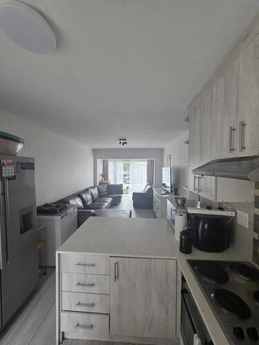 Family-friendly Cape Town 2 bed apartment, safe, cozy & well-located.