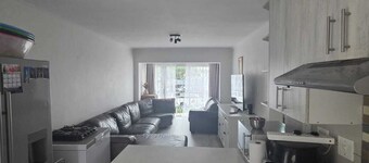 Family-friendly Cape Town 2 bed apartment, safe, cozy & well-located.