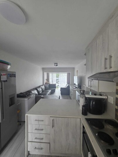 Family-friendly Cape Town 2 bed apartment, safe, cozy & well-located.