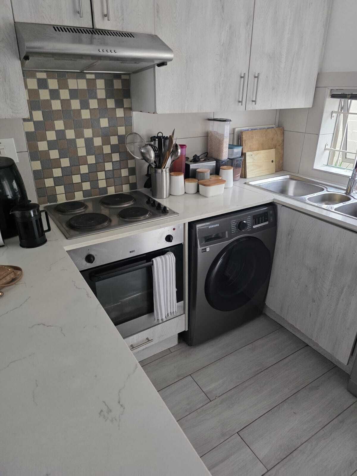 Mikrobølgeovn, ovn, kokeplater og oppvaskmaskin