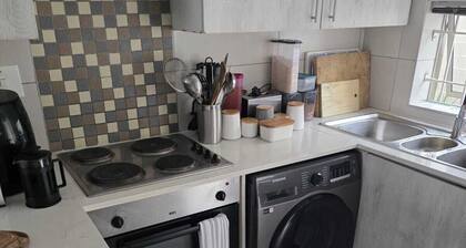 Family-friendly Cape Town 2 bed apartment, safe, cozy & well-located.