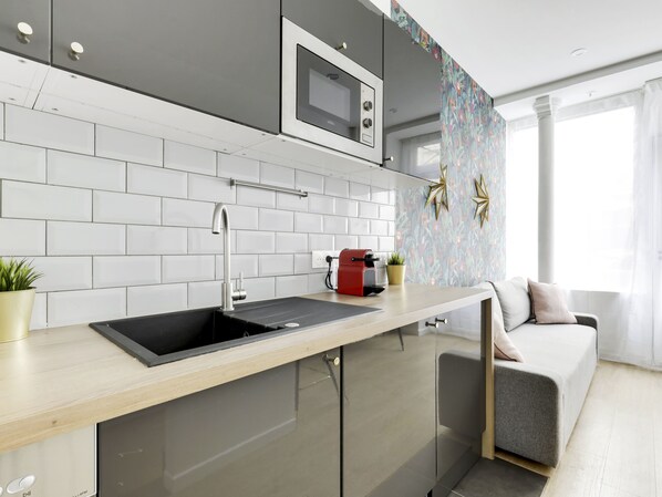 Fridge, microwave, dishwasher, coffee/tea maker