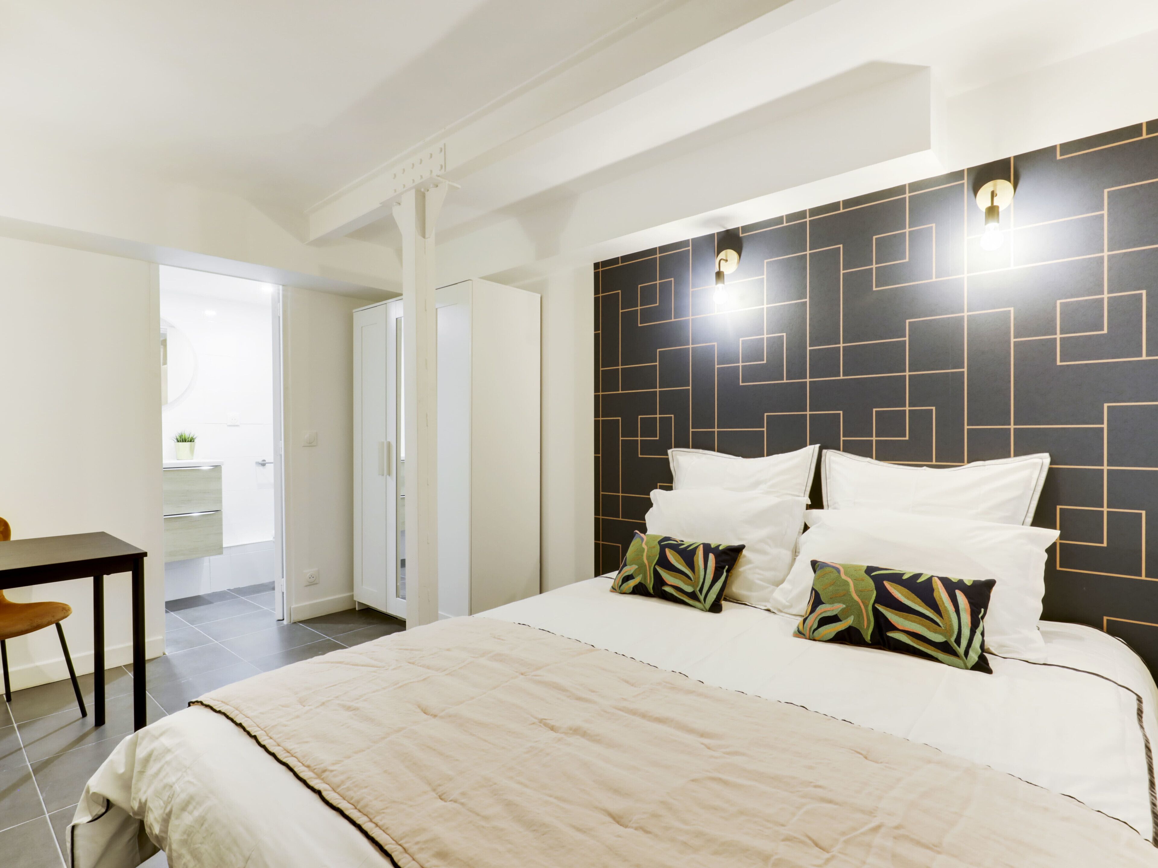 Iron/ironing board, WiFi, bed sheets