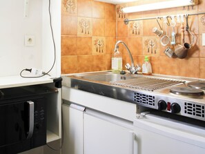 Kühlschrank, Mikrowelle, Ofen, Wasserkocher mit Kaffee-/Teezubehör