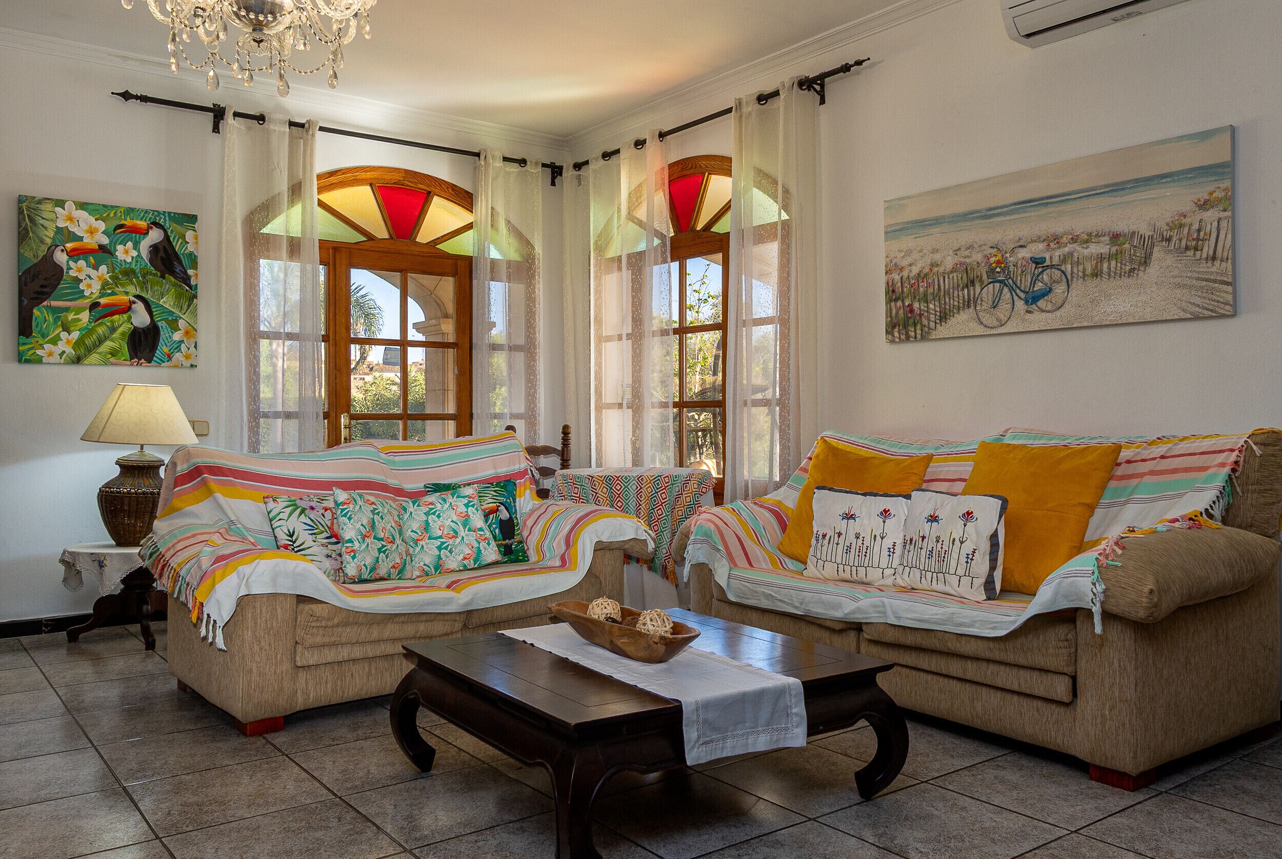 Fernseher, Tischtennisplatte, Bücher