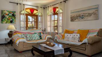 Televisor, taula de tennis de taula i llibres