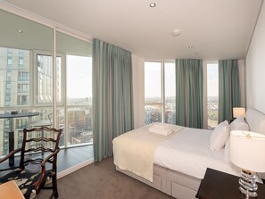 2 makuuhuonetta, silitysrauta/-lauta, vuodevaatteet