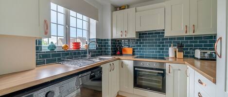 Refrigerador, microondas, horno, lavavajillas