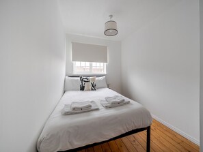 2 عدّة غرف نوم ومكواة/لوح كي وواي فاي مجانًا وملاءات أسرّة