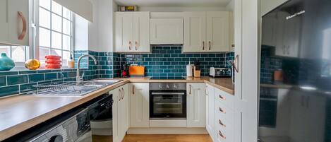 Geladeira, micro-ondas, fogão, lava-louças