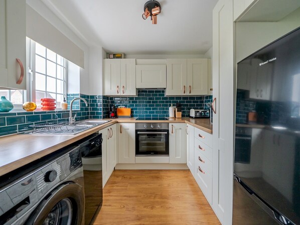 ثلاجة، ميكروويف، فرن، غسالة أطباق